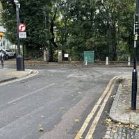 Cross Colebrooke Row at the end of Duncan Street. Keep ahead through the gateway between brick pillars.