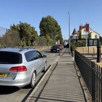 The walk begins from the park entrance on Sandcliffe Road (postcode: CH45 3JH). If you’re coming from the Merseyrail Wallasey Grove…