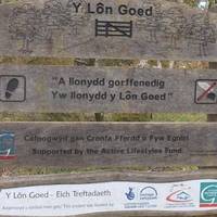 A good place to park for Lon Goed is where it intersects the B4354 just east of the village of Chwilog