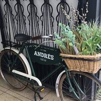 Here’s Andrés delicatessen for picnic, eat-in or take-away goodies.