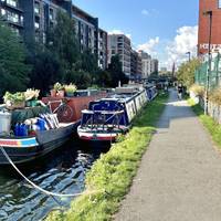 Follow the path round to the right as it becomes the towpath of the Hertford Union Canal. You now stay on the towpath for about 1 mile.