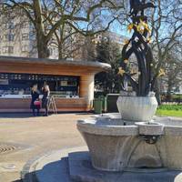 We'll begin our walk at the drinking fountain just inside the park, south of Green Park tube station.
