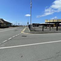 Trowch i'r dde ar Ffordd y Traeth a chroesi’r Promenâd.