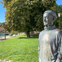 Mellan alla kastanjer hittar vi även Gösta Ekman. Statyn är gjord av Marie-Louise Ekman.