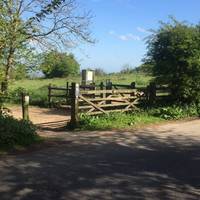 Carefully cross the road at the Cotswold Way sign post and head right through the gates following the footpath. This is a great viewpoint 🍃