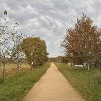 Ici démarre la voie verte. C’est une option intéressante pour prolonger la balade.