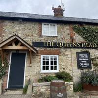 This walk starts & ends at The Queen’s Head in Broad Chalke. There is a bus stop on High Road and a car park at the back of the pub.