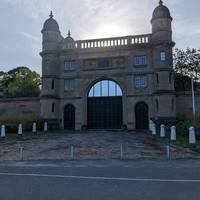 Start on Derby Road outside Gatehouse Lodge the old entry to Wollaton Hall next to Jubilee Campus