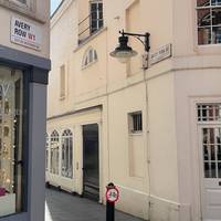 At the end of the pedestrian area, cross the road and take Avery Row, a small alley.