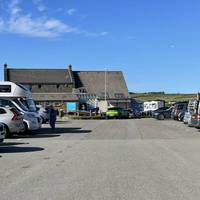 This walk starts at Parrog car park which was free in summer 2025. There are toilets here plus refreshments including great ice cream 🍦