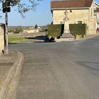 Leaving the village of Saint Christophe des Bardes, take the road running immediately on the left of the war memorial.
