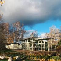 In the park you can have a coffee or lunch at this cosy café