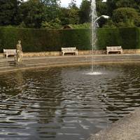 In 1903, Hever was acquired and restored by the American millionaire William Waldorf Astor. Way to go Will, love the fountain! 