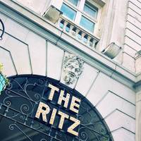 Let’s go to The Ritz to admire its Ritzy facade. The word ‘ritzy’ originates from this glamorous Hotel. It’s a little bit ritzy.