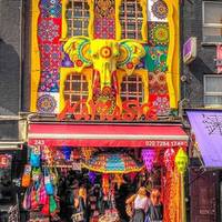 Camden Market -- offers an eclectic mix of markets, cuisines and live music venues. Camden Town has been a residential area since the 1790s😍