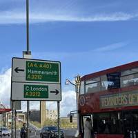 The walk begins at Chelsea Bridge, Queenstown Road. Let’s go!