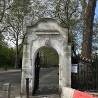 Start by walking under the right archway. This is right to the of the Battersea Park entrance sign.