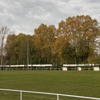 La plaine des sports en mode foot. Pourquoi pas un stop étirement ?