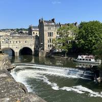 Beautiful views here of the Weir and Bridge, walk towards the bridge