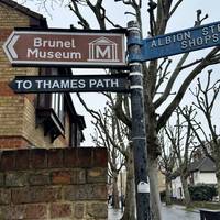 Turn left onto Railway Avenue. There’s a handy fingerpost here pointing towards the Thames Path and Brunel Museum.