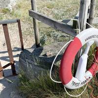 Genom denna grind går du in i kohagarna som ska leda dig längst med havet till Varbergs fästing.