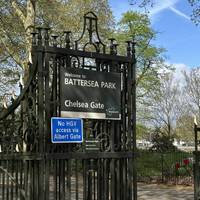 Make your way to the front gates of the park. These are next to Queenstown Road.