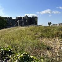 Welcome to this short circular walk around Carew Castle. It starts on Castle Lane.