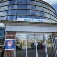 This walk starts at the main entrance to Nuffield Orthopaedic Centre. There are accessible toilets here and a cafe.
