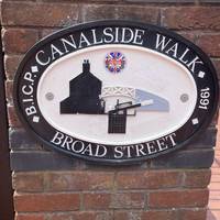 Now we are going to walk alongside the canal. Can you find this sign?