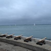 At the Royal Yacht Squadron take the right split to keep to the water, passing a row of canons on your right.