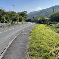 Croeswch Hwylfa’r Nant a throi i’r chwith i gerdded ar ei hyd ar yr ochr arall.