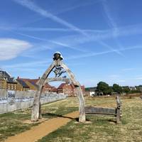 Welcome to Hanwell View Park. On this short walk, we’ll explore some amazing pieces of public art that were inspired by local history.