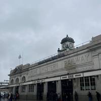 Mae'r daith yn cychwyn yng Ngorsaf Ganolog Caerdydd wrth allanfa'r Sgwâr Canolog.