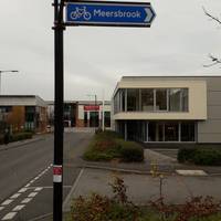 Turn right at this sign, following the shared walking and cycling path towards Meersbrook.