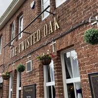 Welcome to the Twisted Oak! This walk is a short jaunt starting and ending at the pub, so it’s perfect for refreshments before or after.