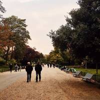 Here people walk around, run, play and it really feels like a “local” park where parisians comes to catch some nature.