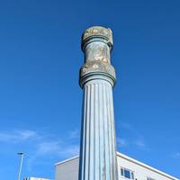 Let’s take a closer look. These pillars are the remaining parts of a former gas holder from the Rudmore Gasworks.