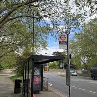This walk starts at the Alexandra Gardens bus stop served by routes 190 and 533.