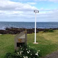 The walk starts at the harbour in John O’Groats. Walk to the right of the JOG sign and follow the path. 