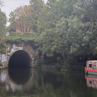 When we get to the Islington tunnel we have to leave the tow path for a while. Take the ramp up to the street, turn right.