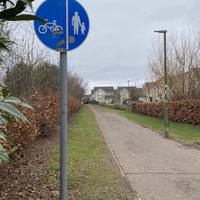 Look out for this shared use path on your left hand side. Turn left up it. Let’s continue ahead on a mostly traffic-free route.