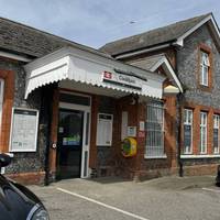 This walk starts at Cookham station, served by Great Western Railway. Connections to Maidenhead link up with the Elizabeth Line.