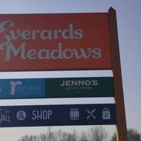 Should you need a coffee or breakfast before starting, consider Jenno's at Everard's Meadows - it's highly rated by locals!