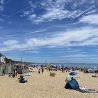 Once you reach the beach, turn left. Toilets and water refill points are available along the promenade if needed.