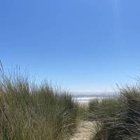 At high tide you can easily paddle in the sea. It’s very sandy here and great for sandcastles.