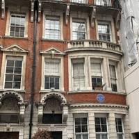 On your left you will find Dunraven Street where writer PG Wodehouse resided at
No 17 between 1927 and 1934.