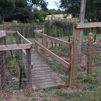 Don’t cross the bridge, take the right and continue up the edge of the field.