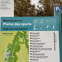 L’accès à la plaine des sports et toutes ses activités. De nombreuses options en plus de votre balade.