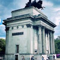 Check out the Wellington Arch and walk underneath to admire the intricacies of the architecture.