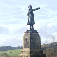 Earl of Angus Monument pointing towards the Cameronian Monument.